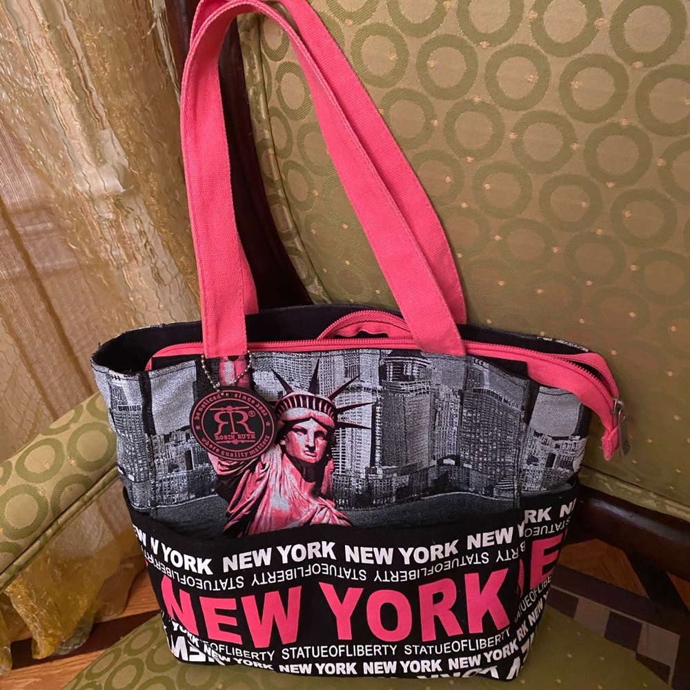 Robin Ruth New York city canvas tote with multiple pockets. Zipper closure.
